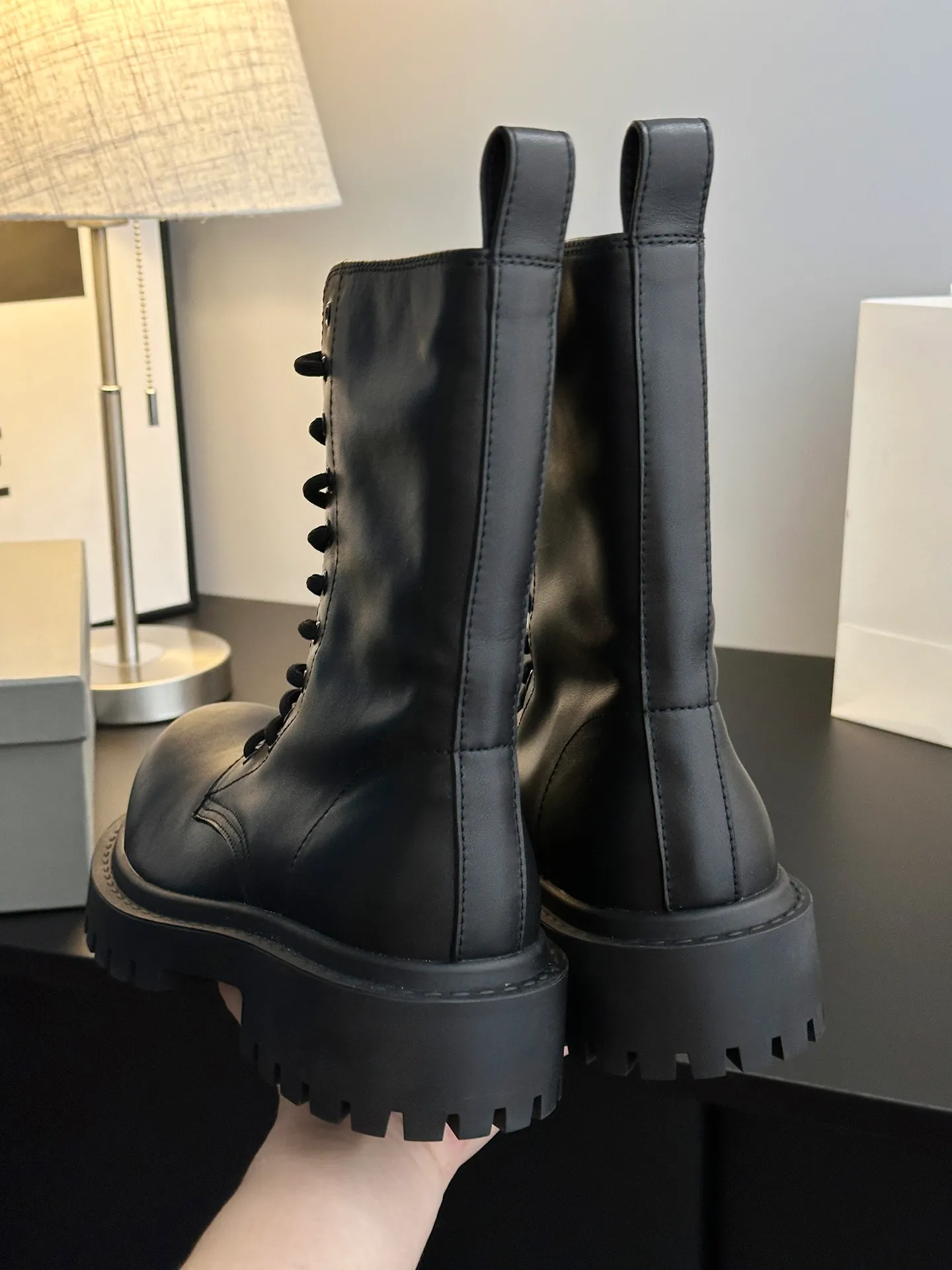 👟👟Ex-factory price 780👟👟 [𝗕𝗔𝗟𝗘𝗡𝗖𝗜𝗔𝗚𝗔Parisian Martin boots] Stomper Derby new big-toe derby shoes. This pair of shoes is simply a dark horse in this year's fashion circle. The exaggerated big-toe design makes people fall in love at first sight! 💖 👟 When I first saw it, I was attracted by the big B logo. It’s so recognizable! 🌟 Wear it, whether paired with skinny jeans or wide-leg pants, you can easily style it and look extremely fashionable! The double B decorative buckle is hand-inlaid with pure copper hardware 👟👟Shoe upper material: full-grain cowhide 👟👟Shoe lining material: water-dyed cowhide 👟👟Sole material: original rubber outsole 👟👟Shoe size selection: women's 35-40 (40 customized)